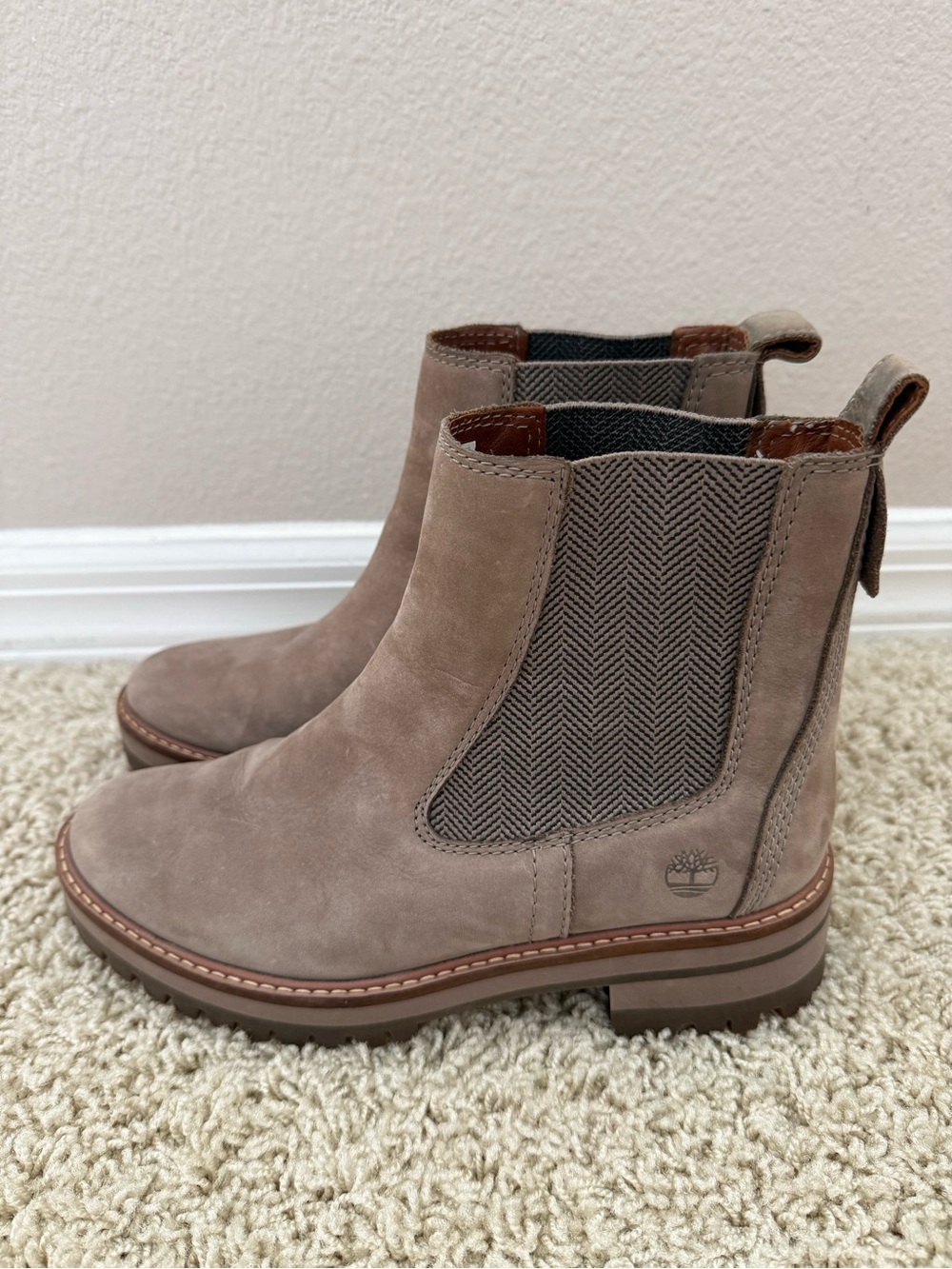 Timberland Women’s Taupe Suede Chelsea Boots size 6